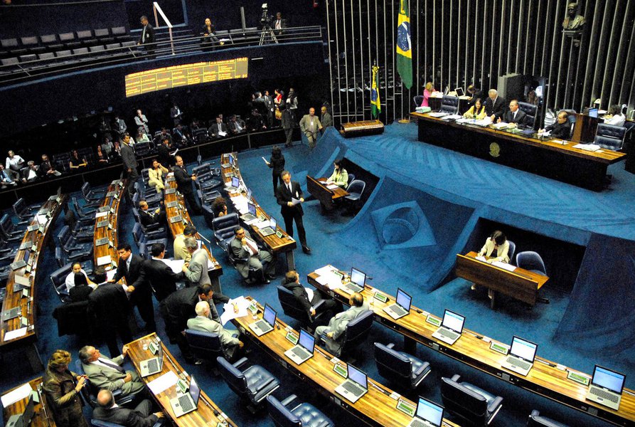 A Comissão de Constituição, Justiça e Cidadania (CCJ) do Senado Federal aprovou proposta que altera a representação por estado na Câmara dos Deputados a partir da próxima legislatura (2019-2023); se essa decisão for mantida em votação pelo plenário, Alagoas, Rio de Janeiro, Rio Grande do Sul, Paraíba, Piauí, Paraná e Pernambuco perdem uma cadeira cada para outros estados (Foto: Voney Malta) A Comissão de Constituição, Justiça e Cidadania (CCJ) do Senado Federal aprovou proposta que altera a representação por estado na Câmara dos Deputados a partir da próxima legislatura (2019-2023); se essa decisão for mantida em votação pelo plenário, Alagoas, Rio de Janeiro, Rio Grande do Sul, Paraíba, Piauí, Paraná e Pernambuco perdem uma cadeira cada para outros estados