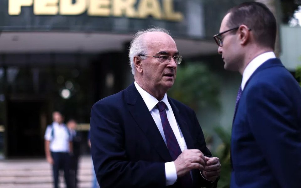 O advogado Roberto Teixeira, que defende o ex-presidente Luiz Inácio Lula da Silva na Lava Jato, foi internado na noite desta terça-feira (5) na Unidade de Terapia Intensiva (UTI) do Hospital Sírio Libanês, em São Paulo; Teixeira apresenta um quadro de insuficiência cardíaca e sem previsão de alta; por causa disso, a defesa do ex-presidente pediu o cancelamento da audiência de Roberto Teixeira com o juiz Sérgio Moro nesta quarta-feira (Foto: Aquiles Lins) O advogado Roberto Teixeira, que defende o ex-presidente Luiz Inácio Lula da Silva na Lava Jato, foi internado na noite desta terça-feira (5) na Unidade de Terapia Intensiva (UTI) do Hospital Sírio Libanês, em São Paulo; Teixeira apresenta um quadro de insuficiência cardíaca e sem previsão de alta; por causa disso, a defesa do ex-presidente pediu o cancelamento da audiência de Roberto Teixeira com o juiz Sérgio Moro nesta quarta-feira