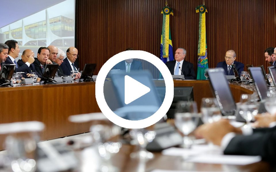 Em reunião com parlamentares da base aliada, Michel Temer admitiu nesta terça-feira 12 que o governo concorda em fazer uma reforma da Previdência que sirva para os próximos 20 anos apenas, mas que as mudanças não podem "quebrar a espinha dorsal" da proposta, que é a idade mínima de 65 anos; "Confesso que o projeto original que mandamos é uma reforma que visa 30, 40 anos. Se não pudermos fazer por 30,40 anos, vamos fazer por 20 anos", disse Temer, que não tem o apoio necessário no Congresso para a aprovação do texto (Foto: Paulo Emílio) Em reunião com parlamentares da base aliada, Michel Temer admitiu nesta terça-feira 12 que o governo concorda em fazer uma reforma da Previdência que sirva para os próximos 20 anos apenas, mas que as mudanças não podem "quebrar a espinha dorsal" da proposta, que é a idade mínima de 65 anos; "Confesso que o projeto original que mandamos é uma reforma que visa 30, 40 anos. Se não pudermos fazer por 30,40 anos, vamos fazer por 20 anos", disse Temer, que não tem o apoio necessário no Congresso para a aprovação do texto