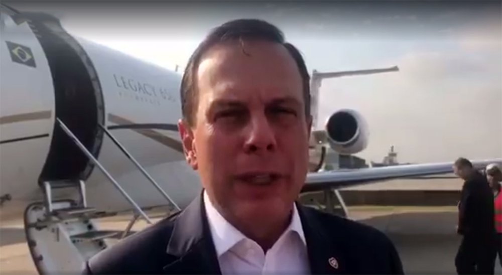 O prefeito de São Paulo, João Doria, se vangloria de viajar em seu jatinho e não onerar as contas públicas quando viaja pelo país; mas Viajandoria precisa explicar se o jatinho é dele ou da empresa do filho; se a segunda opção é verdadeira, Doria precisa esclarecer se os impostos da transferência do avião para a empresa do filho foram pagos ou foram sonegados, questiona o jornalista Fernando Brito, do blog Tijolaço (Foto: Charles Nisz) O prefeito de São Paulo, João Doria, se vangloria de viajar em seu jatinho e não onerar as contas públicas quando viaja pelo país; mas Viajandoria precisa explicar se o jatinho é dele ou da empresa do filho; se a segunda opção é verdadeira, Doria precisa esclarecer se os impostos da transferência do avião para a empresa do filho foram pagos ou foram sonegados, questiona o jornalista Fernando Brito, do blog Tijolaço