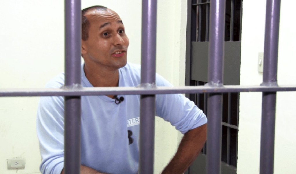 O traficante Márcio dos Santos Nepomuceno, o Marcinho VP, que já comandou a venda de drogas no morro do Alemão, disse em entrevista ao UOL que o narcotráfico financia campanhas políticas no Brasil; “Acho que a sociedade não está preparada para a legalização das drogas no Brasil (…) O tráfico de drogas financia campanhas políticas (…) Campanhas de governadores, senadores, deputados. Não interessa para eles acabar com essa fonte de financiamento de campanha. Não interessa. Com certeza" (Foto: Aquiles Lins) O traficante Márcio dos Santos Nepomuceno, o Marcinho VP, que já comandou a venda de drogas no morro do Alemão, disse em entrevista ao UOL que o narcotráfico financia campanhas políticas no Brasil; “Acho que a sociedade não está preparada para a legalização das drogas no Brasil (…) O tráfico de drogas financia campanhas políticas (…) Campanhas de governadores, senadores, deputados. Não interessa para eles acabar com essa fonte de financiamento de campanha. Não interessa. Com certeza"