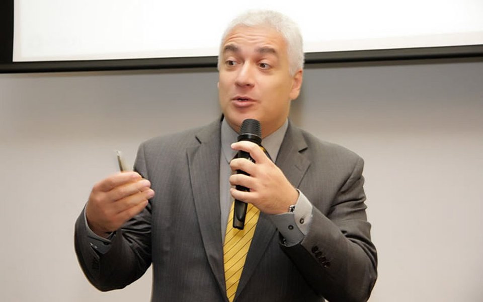 O diretor de Meio Ambiente do Instituto Brasileiro de Mineração (Ibram), Rinaldo Mancin, afirmou que Minas Gerais deve ficar com 40% – cerca de US$ 7,4 bilhões – dos US$ 18 bilhões previstos para serem investidos na mineração em todo o País, até 2020; de acordo com o dirigente, os investimentos em Minas, nos próximos cinco anos, envolvem a expansão, a abertura de novas plantas, a ampliação da exploração nas jazidas já existentes e a obras em infraestrutura para o escoamento da produção (Foto: Leonardo Lucena) O diretor de Meio Ambiente do Instituto Brasileiro de Mineração (Ibram), Rinaldo Mancin, afirmou que Minas Gerais deve ficar com 40% – cerca de US$ 7,4 bilhões – dos US$ 18 bilhões previstos para serem investidos na mineração em todo o País, até 2020; de acordo com o dirigente, os investimentos em Minas, nos próximos cinco anos, envolvem a expansão, a abertura de novas plantas, a ampliação da exploração nas jazidas já existentes e a obras em infraestrutura para o escoamento da produção