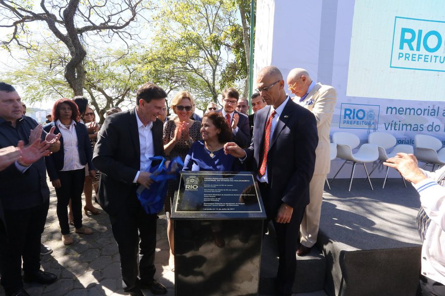 O prefeito do Rio, Marcelo Crivella (PRB), exonerou a secretária de Assistência Social e Direitos Humanos, Teresa Bergher (PSDB); a tucana afirmou que volta à Câmara Municipal, para onde foi eleita vereadora, e que votará contra o projeto que prevê aumento do IPTU, de autoria do chefe do executivo (Foto: Leonardo Lucena) O prefeito do Rio, Marcelo Crivella (PRB), exonerou a secretária de Assistência Social e Direitos Humanos, Teresa Bergher (PSDB); a tucana afirmou que volta à Câmara Municipal, para onde foi eleita vereadora, e que votará contra o projeto que prevê aumento do IPTU, de autoria do chefe do executivo
