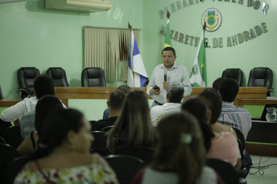 Tocantinense de Pedro Afonso, o ex-juiz e advogado Márlon Reis, 47, lançará na próxima sexta-feira (24), na escola municipal Padro Josimo, em Palmas, sua pré-candidatura ao governo do Estado. Com participação da presidenciável Marina Silva e parlamentares da Rede Sustentabilidade, Márlon Reis abre o “Diálogos pelo Tocantins”; redator e um dos principais responsáveis pela criação da Lei da Ficha Limpa e fundador do Movimento de Combate à Corrupção Eleitoral (MCCE), Márlon Reis vem percorrendo o Tocantins apresentando suas propostas e ideias para o Tocantins. E garante: “mudará os padrões políticos no Estado”; “Defendemos uma gestão comprometida com a ética pública e respeito ao cidadão. Temos projetos e planos para o Estado que visam a sua modernização”, disse (Foto: Leonardo Lucena) Tocantinense de Pedro Afonso, o ex-juiz e advogado Márlon Reis, 47, lançará na próxima sexta-feira (24), na escola municipal Padro Josimo, em Palmas, sua pré-candidatura ao governo do Estado. Com participação da presidenciável Marina Silva e parlamentares da Rede Sustentabilidade, Márlon Reis abre o “Diálogos pelo Tocantins”; redator e um dos principais responsáveis pela criação da Lei da Ficha Limpa e fundador do Movimento de Combate à Corrupção Eleitoral (MCCE), Márlon Reis vem percorrendo o Tocantins apresentando suas propostas e ideias para o Tocantins. E garante: “mudará os padrões políticos no Estado”; “Defendemos uma gestão comprometida com a ética pública e respeito ao cidadão. Temos projetos e planos para o Estado que visam a sua modernização”, disse