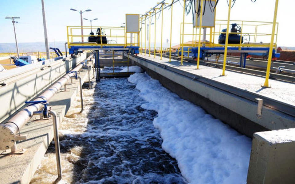 A primeira Estação de Tratamento de Esgotos de Águas Lindas (GO) foi inaugurada; entre os benefícios está a preservação da qualidade da Bacia do Rio Descoberto, responsável pelo abastecimento de 65% da população do Distrito Federal; as obras foram iniciadas em 2013; capacidade de atendimento será de cerca de 135 mil habitantes nessa primeira etapa, podendo chegar a 270 mil, caso seja necessária ampliação; a unidade será operada pela Caesb e Saneago (Foto: Leonardo Lucena) A primeira Estação de Tratamento de Esgotos de Águas Lindas (GO) foi inaugurada; entre os benefícios está a preservação da qualidade da Bacia do Rio Descoberto, responsável pelo abastecimento de 65% da população do Distrito Federal; as obras foram iniciadas em 2013; capacidade de atendimento será de cerca de 135 mil habitantes nessa primeira etapa, podendo chegar a 270 mil, caso seja necessária ampliação; a unidade será operada pela Caesb e Saneago