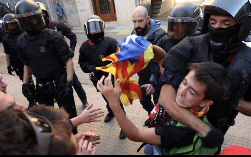 Porta-voz da Comissão Europeia, Margaritis Schinas, afirmou que o referendo pela independência da Catalunha foi ilegal, mas acrescentou que a violência não pode ser nunca um instrumento político; "Na Constituição espanhola, o voto de ontem na Catalunha não era legal. Para a Comissão Europeia, como o presidente Jean-Claude Juncker reiterou repetidamente, esse é um assunto interno da Espanha, que deve ser tratado em linha com a ordem constitucional espanhola", disse; mais de 800 pessoas ficaram feridas nos confrontos com a polícia (Foto: Paulo Emílio) Porta-voz da Comissão Europeia, Margaritis Schinas, afirmou que o referendo pela independência da Catalunha foi ilegal, mas acrescentou que a violência não pode ser nunca um instrumento político; "Na Constituição espanhola, o voto de ontem na Catalunha não era legal. Para a Comissão Europeia, como o presidente Jean-Claude Juncker reiterou repetidamente, esse é um assunto interno da Espanha, que deve ser tratado em linha com a ordem constitucional espanhola", disse; mais de 800 pessoas ficaram feridas nos confrontos com a polícia