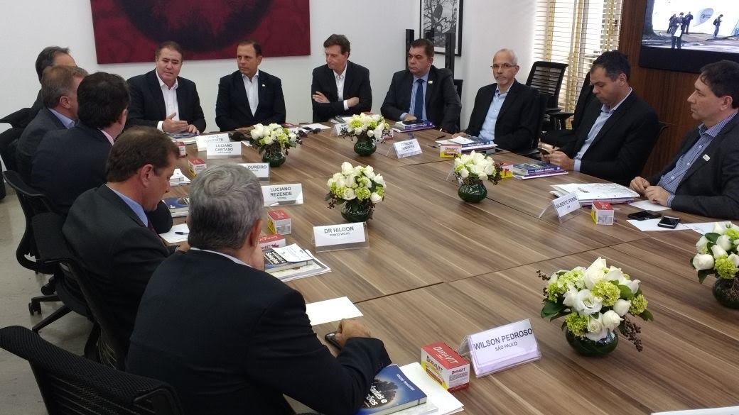 O prefeito Edvaldo Nogueira participou da primeira reunião da Diretoria Executiva da Frente Nacional de Prefeitos (FNP), em São Paulo; encontro ocorreu no gabinete do prefeito da capital paulista, João Doria, que é vice-presidente de Relações Institucionais da entidade; no encontro, os gestores municipais discutiram o protagonismo das cidades, os mecanismos de aprimoramento da conectividade nos municípios brasileiros e a atualização da lei relacionada às parcerias público-privadas (Foto: José Barbacena) O prefeito Edvaldo Nogueira participou da primeira reunião da Diretoria Executiva da Frente Nacional de Prefeitos (FNP), em São Paulo; encontro ocorreu no gabinete do prefeito da capital paulista, João Doria, que é vice-presidente de Relações Institucionais da entidade; no encontro, os gestores municipais discutiram o protagonismo das cidades, os mecanismos de aprimoramento da conectividade nos municípios brasileiros e a atualização da lei relacionada às parcerias público-privadas