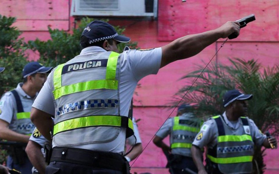 Secretário de Segurança Pública e da Paz Social do Distrito Federal (SSP-DF), Edval de Oliveira Novaes Júnior, disse que os policiais que utilizaram armas de fogo durante a manifestação de ontem já foram identificados e o inquérito policial já foi aberto; "A regra é a utilização de armamento não letal e de uso progressivo da força. Isso foi uma exceção, não estava previsto (o uso de arma letal) e estamos apurando rigorosamente", disse, afirmando que estes policiais serão responsabilizados
(Foto: Paulo Emílio) Secretário de Segurança Pública e da Paz Social do Distrito Federal (SSP-DF), Edval de Oliveira Novaes Júnior, disse que os policiais que utilizaram armas de fogo durante a manifestação de ontem já foram identificados e o inquérito policial já foi aberto; "A regra é a utilização de armamento não letal e de uso progressivo da força. Isso foi uma exceção, não estava previsto (o uso de arma letal) e estamos apurando rigorosamente", disse, afirmando que estes policiais serão responsabilizados