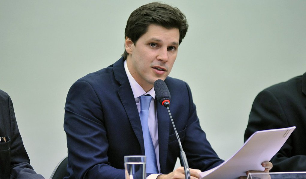 Deputado federal Daniel Vilela, pré-candidato a governador pelo PMDB em Goiás, recebeu R$ 2,45 milhões em emendas parlamentares às vésperas da segunda votação da denúncia da PGR contra Michel Temer (PMDB); Daniel é o integrante da bancada federal goiana que foi contemplado com a cota mais generosa entre todos os deputados goianos nesta segunda denúncia; na denúncia anterior aconteceu o mesmo toma-lá-dá-cá: o deputado goiano levou ao Palácio do Planalto dois prefeitos (Adib Elias, de Catalão; e Paulo do Vale, de Rio Verde) e teve R$ 1,7 milhão em emendas empenhadas (Foto: Paulo Emílio) Deputado federal Daniel Vilela, pré-candidato a governador pelo PMDB em Goiás, recebeu R$ 2,45 milhões em emendas parlamentares às vésperas da segunda votação da denúncia da PGR contra Michel Temer (PMDB); Daniel é o integrante da bancada federal goiana que foi contemplado com a cota mais generosa entre todos os deputados goianos nesta segunda denúncia; na denúncia anterior aconteceu o mesmo toma-lá-dá-cá: o deputado goiano levou ao Palácio do Planalto dois prefeitos (Adib Elias, de Catalão; e Paulo do Vale, de Rio Verde) e teve R$ 1,7 milhão em emendas empenhadas