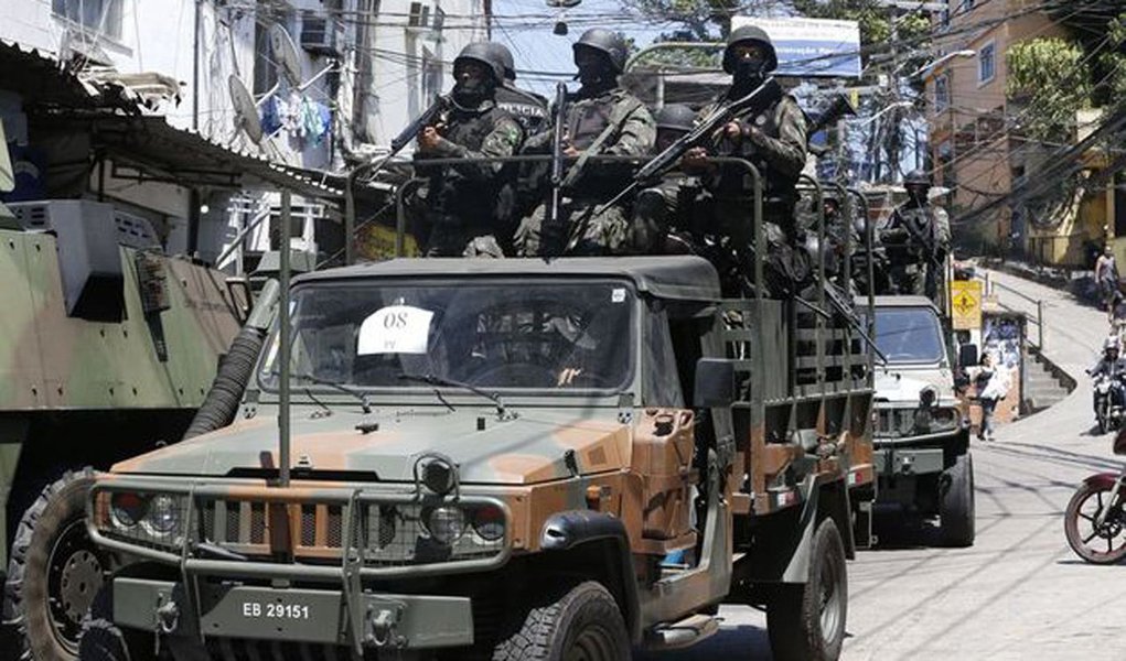 As forças federais e as polícias estaduais fazem nesta sexta-feira (27) uma operação conjunta para prender suspeitos no complexo do São Carlos e no morro da Mineira, no centro do Rio de Janeiro; entre os alvos da ação estão Marcelo Bernardino da Fonseca, conhecido como "Limão da 40", que é apontado pela polícia como chefe da quadrilha que controla o comércio de drogas no Morro de São Carlos, e Leonardo Miranda da Silva, o "Léo Empada", apontado como braço-direito de Limão da 40 e como líder da tentativa invasão da Rocinha, no dia 17 de setembro (Foto: Aquiles Lins) As forças federais e as polícias estaduais fazem nesta sexta-feira (27) uma operação conjunta para prender suspeitos no complexo do São Carlos e no morro da Mineira, no centro do Rio de Janeiro; entre os alvos da ação estão Marcelo Bernardino da Fonseca, conhecido como "Limão da 40", que é apontado pela polícia como chefe da quadrilha que controla o comércio de drogas no Morro de São Carlos, e Leonardo Miranda da Silva, o "Léo Empada", apontado como braço-direito de Limão da 40 e como líder da tentativa invasão da Rocinha, no dia 17 de setembro
