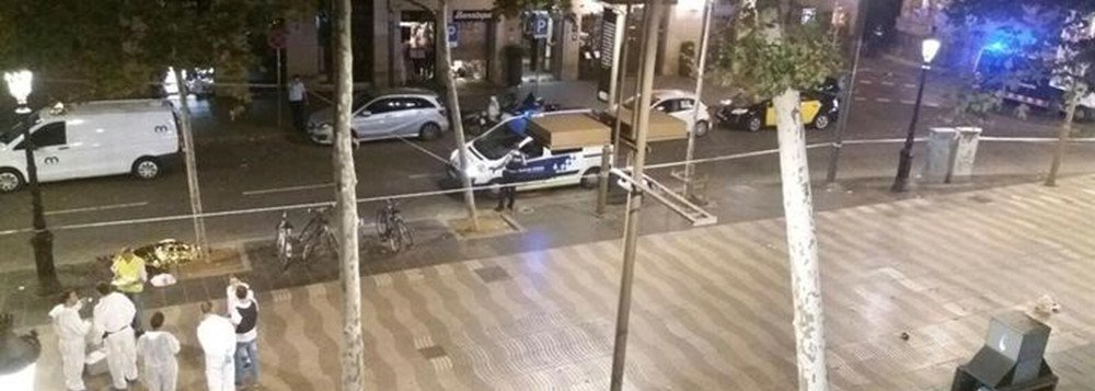 Policiais espanhóis que procuram um suspeito após o ataque de uma van em Barcelona, que matou 13 pessoas, disseram que não podiam descartar a hipótese de ele ter cruzado a fronteira para a França; a polícia espanhola disse que operações de segurança estavam em andamento na Catalunha e na fronteira francesa enquanto tenta encontrar Younes Abouyaaqoub, que se acredita ser o único de 12 suspeitos ainda em liberdade (Foto: Leonardo Lucena) Policiais espanhóis que procuram um suspeito após o ataque de uma van em Barcelona, que matou 13 pessoas, disseram que não podiam descartar a hipótese de ele ter cruzado a fronteira para a França; a polícia espanhola disse que operações de segurança estavam em andamento na Catalunha e na fronteira francesa enquanto tenta encontrar Younes Abouyaaqoub, que se acredita ser o único de 12 suspeitos ainda em liberdade