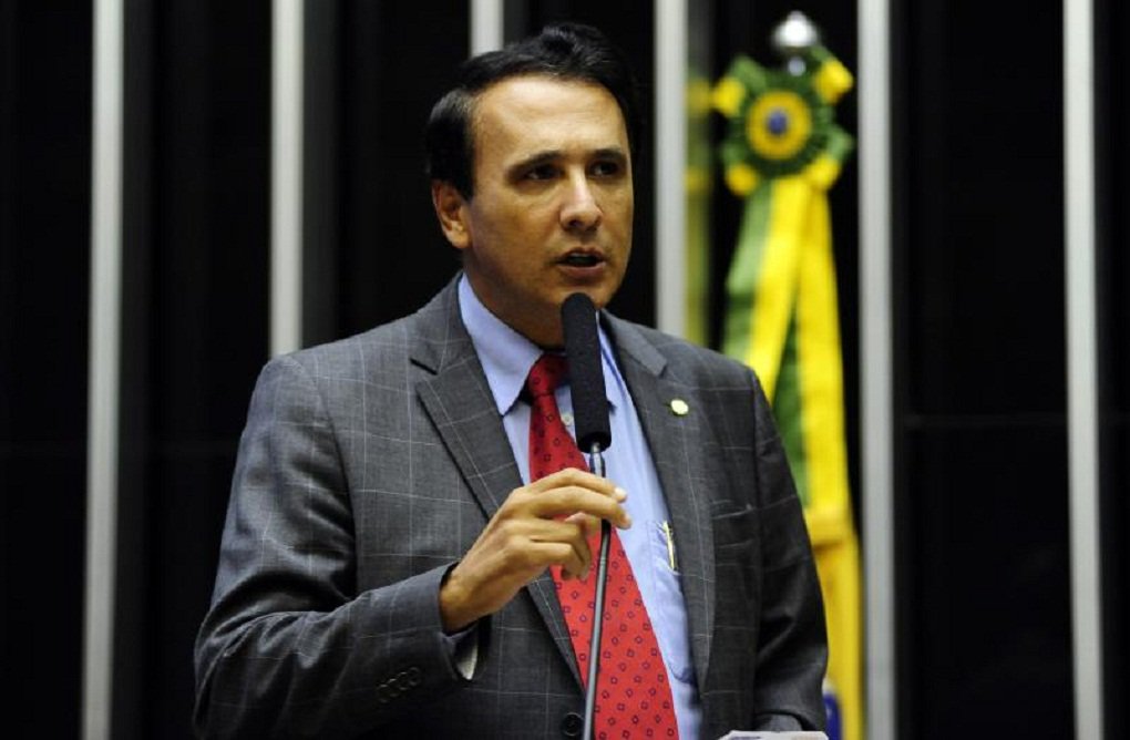 O deputado federal Carlos Gaguim (PTN) defendeu o remanejamento de dinheiro previsto no Ministério das Cidades para o BRT de Palmas. Segundo o parlamentar a verba deve ser destinada à construção de casas populares; “Vi uma matéria jornalística em que a prefeitura convocava via portaria cerca de 30 mil famílias inscritas no Minha Casa Minha Vida para a atualização de dados cadastrais, dando a entender que em breve estas famílias seriam contempladas. O que não entendo é da onde que vão sair estas casas, já que este programa está quase parado para este ano? A região Norte terá ao todo a disponibilidade de apenas 7.125 mil casas”, disse ele na tribuna da Câmara (Foto: Leonardo Lucena) O deputado federal Carlos Gaguim (PTN) defendeu o remanejamento de dinheiro previsto no Ministério das Cidades para o BRT de Palmas. Segundo o parlamentar a verba deve ser destinada à construção de casas populares; “Vi uma matéria jornalística em que a prefeitura convocava via portaria cerca de 30 mil famílias inscritas no Minha Casa Minha Vida para a atualização de dados cadastrais, dando a entender que em breve estas famílias seriam contempladas. O que não entendo é da onde que vão sair estas casas, já que este programa está quase parado para este ano? A região Norte terá ao todo a disponibilidade de apenas 7.125 mil casas”, disse ele na tribuna da Câmara