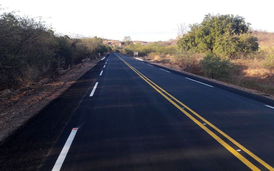 O governador Wellington Dias inaugura duas obras executadas pelo Departamento de Estradas de Rodagem (DER-PI) no interior do estado; uma delas, a pavimentação asfáltica em Concreto Betuminoso Usinado a Quente (CBUQ) na Avenida 9 de Abril e na Rua Projetada n° 1, ambas no município de Alagoinha do Piauí; com extensão de 1.420 metros, a obra custou R$ 923 milhões com fonte de recursos o Tesouro Estadual (Foto: Leonardo Lucena) O governador Wellington Dias inaugura duas obras executadas pelo Departamento de Estradas de Rodagem (DER-PI) no interior do estado; uma delas, a pavimentação asfáltica em Concreto Betuminoso Usinado a Quente (CBUQ) na Avenida 9 de Abril e na Rua Projetada n° 1, ambas no município de Alagoinha do Piauí; com extensão de 1.420 metros, a obra custou R$ 923 milhões com fonte de recursos o Tesouro Estadual