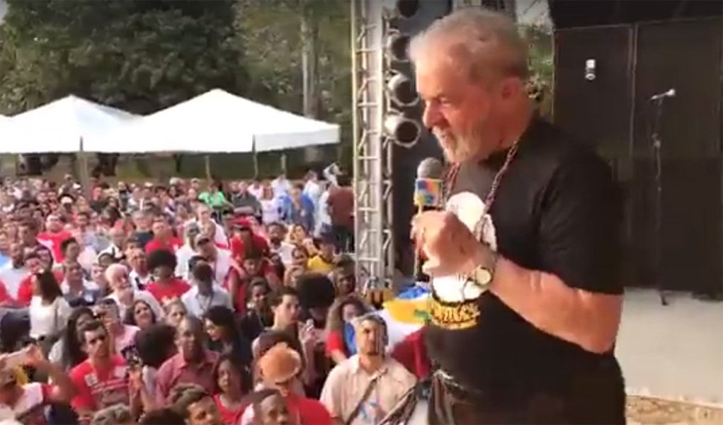 "Ele está com medo que eu receba o título pelo que ainda vamos fazer pelo Brasil", disse o ex-presidente Lula sobre a decisão do juiz federal Evandro Reimão dos Reis, que na manhã desta quinta-feira (17) concedeu liminar impedindo que ele receba o título Doutor Honoris Causa da Universidade Federal do Recôncavo da Bahia (UFRB), que seria entregue nesta sexta em Cruz das Almas; "O que importa é o reconhecimento. Sou um cidadão, torneiro mecânico, que fez mais universidades na história desse país", afirmou Lula (Foto: Romulo Faro) "Ele está com medo que eu receba o título pelo que ainda vamos fazer pelo Brasil", disse o ex-presidente Lula sobre a decisão do juiz federal Evandro Reimão dos Reis, que na manhã desta quinta-feira (17) concedeu liminar impedindo que ele receba o título Doutor Honoris Causa da Universidade Federal do Recôncavo da Bahia (UFRB), que seria entregue nesta sexta em Cruz das Almas; "O que importa é o reconhecimento. Sou um cidadão, torneiro mecânico, que fez mais universidades na história desse país", afirmou Lula