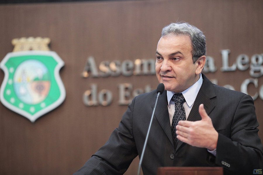 O deputado Dr. Santana (PT) alertou, em pronunciamento na Assembleia Legislativa nesta quarta (18), para a importância das mobilizações sociais contra os retrocessos impostos pelo governo Michel Temer. Ele lembrou que no dia 11 de novembro começam a vigorar as mudanças na CLT e afirmou que o passo seguinte é retirar o direito à aposentadoria dos trabalhadores. Para o petista, o governo precisa ser construído a partir do diálogo com os diversos setores da sociedade, e, principalmente, com a classe trabalhadora. "E, sem luta, não conseguiremos consolidar nossos avanços" (Foto: Rodrigo Rocha) O deputado Dr. Santana (PT) alertou, em pronunciamento na Assembleia Legislativa nesta quarta (18), para a importância das mobilizações sociais contra os retrocessos impostos pelo governo Michel Temer. Ele lembrou que no dia 11 de novembro começam a vigorar as mudanças na CLT e afirmou que o passo seguinte é retirar o direito à aposentadoria dos trabalhadores. Para o petista, o governo precisa ser construído a partir do diálogo com os diversos setores da sociedade, e, principalmente, com a classe trabalhadora. "E, sem luta, não conseguiremos consolidar nossos avanços"