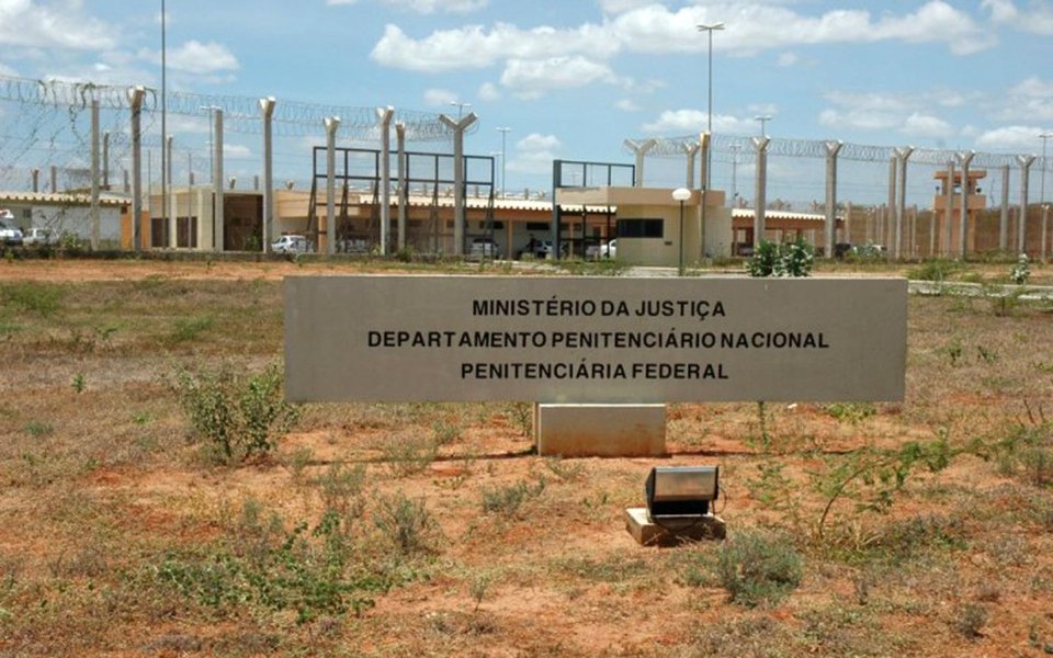 O juiz da Vara de Execuções Penais (VEP) do Rio, Rafael Estrela, pediu à presidência do STJ para manter no presídio federal de Mossoró (RN) o miliciano Toni Angelo Souza Aguiar, que está fora do Rio desde 2013; o condenado continua, mesmo preso e à distância, no comando da milícia conhecida como Liga da Justiça, que atua na zona oeste do Rio, segundo o magistrado (Foto: Leonardo Lucena) O juiz da Vara de Execuções Penais (VEP) do Rio, Rafael Estrela, pediu à presidência do STJ para manter no presídio federal de Mossoró (RN) o miliciano Toni Angelo Souza Aguiar, que está fora do Rio desde 2013; o condenado continua, mesmo preso e à distância, no comando da milícia conhecida como Liga da Justiça, que atua na zona oeste do Rio, segundo o magistrado