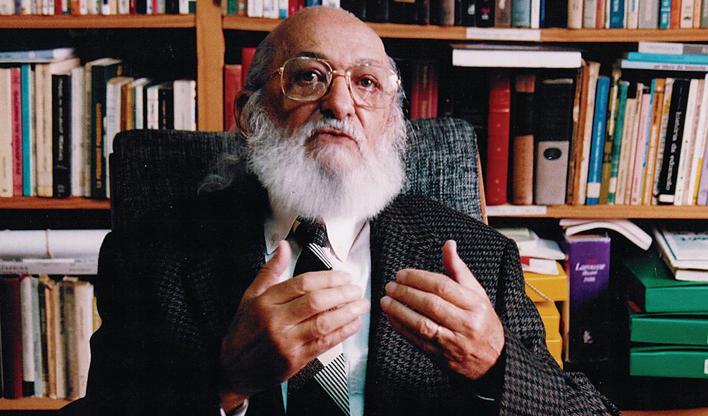 Proposta legislativa quer revogar a Lei 12.612/2012, que tornou o educador Paulo Freire Patrono da Educação Brasileira; ideia foi apresentada ao Senado por Stefanny Papaiano, apoiadora do Escola Sem Partido, e já conta com o apoio de 15 mil pessoas; Stefanny diz que o educador é um "filósofo de esquerda" e possui ideias que "são um fracasso retumbante"; morto em 1997, Paulo Freire é um dos mais famosos pedagogos brasileiros, conhecido por defender uma educação voltada à "formação da consciência política"e sua obra é respeitada internacionalmente, sendo considerada patrimônio da humanidade (Foto: Paulo Emílio) Proposta legislativa quer revogar a Lei 12.612/2012, que tornou o educador Paulo Freire Patrono da Educação Brasileira; ideia foi apresentada ao Senado por Stefanny Papaiano, apoiadora do Escola Sem Partido, e já conta com o apoio de 15 mil pessoas; Stefanny diz que o educador é um "filósofo de esquerda" e possui ideias que "são um fracasso retumbante"; morto em 1997, Paulo Freire é um dos mais famosos pedagogos brasileiros, conhecido por defender uma educação voltada à "formação da consciência política"e sua obra é respeitada internacionalmente, sendo considerada patrimônio da humanidade