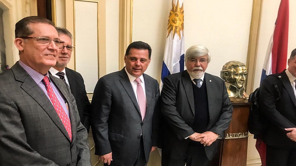 O governador Marconi Perillo comandou extensa agenda de trabalho no primeiro dia da Missão Comercial do Governo de Goiás no Cone Sul, começando pelo Uruguai; último compromisso desta sexta-feira em Montevidéu, Marconi e o deputado estadual Jean Carlo, que integra a comitiva pela Assembleia Legislativa, se reuniram com líderes do Uruguai XXI e Instituto Nacional de Logística (Inalog); Marconi também participou de reuniões nos ministérios do Turismo, Educação, Relações Exteriores (Foto: José Barbacena) O governador Marconi Perillo comandou extensa agenda de trabalho no primeiro dia da Missão Comercial do Governo de Goiás no Cone Sul, começando pelo Uruguai; último compromisso desta sexta-feira em Montevidéu, Marconi e o deputado estadual Jean Carlo, que integra a comitiva pela Assembleia Legislativa, se reuniram com líderes do Uruguai XXI e Instituto Nacional de Logística (Inalog); Marconi também participou de reuniões nos ministérios do Turismo, Educação, Relações Exteriores