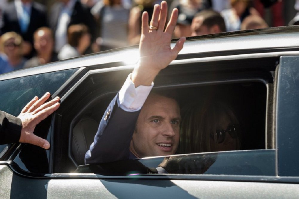 Após 75,7% dos votos apurados, os candidatos do partido do presidente da França, Emmanuel Macron, lideram a preferência dos franceses na eleição parlamentar realizada neste domingo no país, com 26,9%; Atrás da República em Marcha, aparecem os Republicanos, com 15,8%, e a Frente Nacional, de Marine Le Pen, com 14%; a França Insubmissa tem 10,06%, enquanto o Partido Socialista tem 7,5% (Foto: Romulo Faro) Após 75,7% dos votos apurados, os candidatos do partido do presidente da França, Emmanuel Macron, lideram a preferência dos franceses na eleição parlamentar realizada neste domingo no país, com 26,9%; Atrás da República em Marcha, aparecem os Republicanos, com 15,8%, e a Frente Nacional, de Marine Le Pen, com 14%; a França Insubmissa tem 10,06%, enquanto o Partido Socialista tem 7,5%