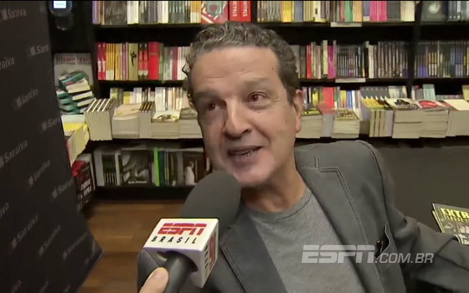Jornalista lançou nesta terça-feira 3, em São Paulo, livro de memórias sobre imprensa, futebol e política; para ele, a imprensa foi "absolutamente seletiva e parcial" na cobertura recente da política brasileira; ao comentar a fala do general Mourão, sobre intervenção militar, Juca diz: "Não afasto mais nada, porque cansei de ouvir gente dizer 'não vai ter golpe'"; "O Brasil que eu sonhava aos 17 anos não tem nada a ver com esse de hoje. O futebol também não", diz; confira entrevista concedida a Glauco Faria, da Rede Brasil Atual (Foto: Gisele Federicce) Jornalista lançou nesta terça-feira 3, em São Paulo, livro de memórias sobre imprensa, futebol e política; para ele, a imprensa foi "absolutamente seletiva e parcial" na cobertura recente da política brasileira; ao comentar a fala do general Mourão, sobre intervenção militar, Juca diz: "Não afasto mais nada, porque cansei de ouvir gente dizer 'não vai ter golpe'"; "O Brasil que eu sonhava aos 17 anos não tem nada a ver com esse de hoje. O futebol também não", diz; confira entrevista concedida a Glauco Faria, da Rede Brasil Atual