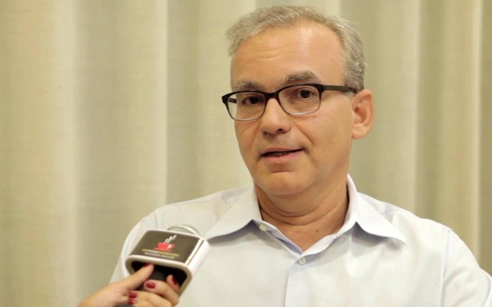 O prefeito de Teresina, Firmino Filho (PSDB), avalia ser imprevisível o que acontecerá na política brasileira em 2018, mas faz um palpite: pode não ocorrer o tradicional confronto entre o PSDB e o PT na eleição presidencial; “Eu acredito que o cenário da eleição do ano que vem é parecido com 1989. De 94 pra cá todas as eleições presidenciais houve uma espécie de Fla Flu entre o PSDB e o PT e provavelmente ano que vem isso não vai acontecer. Vai ser um momento diferente, novo, de transição para outra fase política do Brasil e a gente não sabe como isso vai influenciar no Piauí” (Foto: Leonardo Lucena) O prefeito de Teresina, Firmino Filho (PSDB), avalia ser imprevisível o que acontecerá na política brasileira em 2018, mas faz um palpite: pode não ocorrer o tradicional confronto entre o PSDB e o PT na eleição presidencial; “Eu acredito que o cenário da eleição do ano que vem é parecido com 1989. De 94 pra cá todas as eleições presidenciais houve uma espécie de Fla Flu entre o PSDB e o PT e provavelmente ano que vem isso não vai acontecer. Vai ser um momento diferente, novo, de transição para outra fase política do Brasil e a gente não sabe como isso vai influenciar no Piauí”