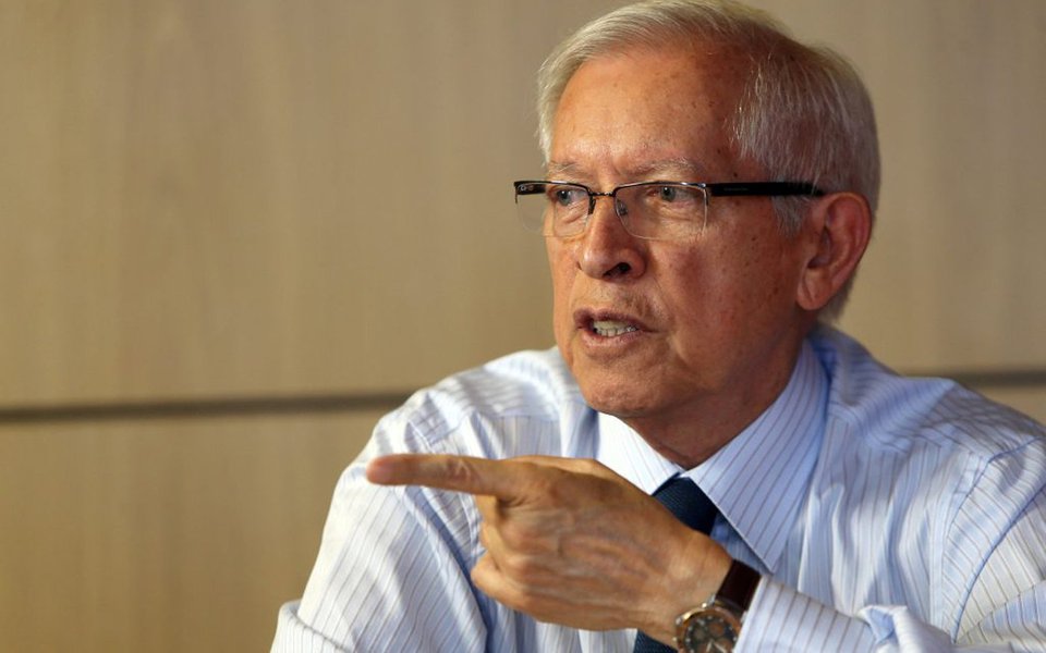 O presidente da Anatel, Juarez Quadros, afirmou nesta sexta-feira que a situação econômica da Oi impõe que a agência tenha urgência no processo que poderá avaliar uma eventual cassação das licenças de operação da companhia em recuperação judicial; “A situação da Oi é mais urgente, não pelas condições operacionais...é mais em função da situação econômica e financeira”, disse Juarez em evento no Rio de Janeiro (Foto: Leonardo Attuch) O presidente da Anatel, Juarez Quadros, afirmou nesta sexta-feira que a situação econômica da Oi impõe que a agência tenha urgência no processo que poderá avaliar uma eventual cassação das licenças de operação da companhia em recuperação judicial; “A situação da Oi é mais urgente, não pelas condições operacionais...é mais em função da situação econômica e financeira”, disse Juarez em evento no Rio de Janeiro