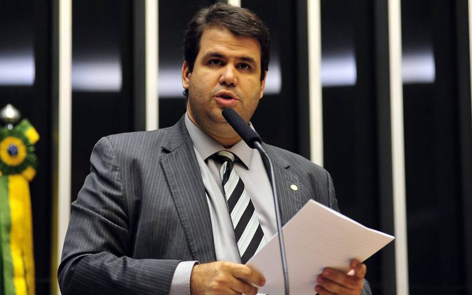 Após a forte reação contrária ao projeto de emenda incluída na reforma política que buscava censurar postagens na internet durante as eleições, o deputado federal Áureo Lídio (SD-RJ) recuou da ideia; após uma conversa com o presidente da Câmara, Rodrigo Maia (DEM-RJ), o parlamentar teria decidido pedir que Michel Temer vete o trecho da reforma referente ao assunto;apesar disso, ele disse o projeto merece, no futuro, ser alvo de uma discussão melhor com a sociedade (Foto: Paulo Emílio) Após a forte reação contrária ao projeto de emenda incluída na reforma política que buscava censurar postagens na internet durante as eleições, o deputado federal Áureo Lídio (SD-RJ) recuou da ideia; após uma conversa com o presidente da Câmara, Rodrigo Maia (DEM-RJ), o parlamentar teria decidido pedir que Michel Temer vete o trecho da reforma referente ao assunto;apesar disso, ele disse o projeto merece, no futuro, ser alvo de uma discussão melhor com a sociedade