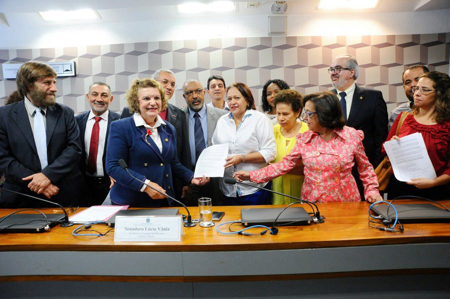 Representantes do Fórum Nacional de Educação (FNE) entregaram na Comissão de Educação, Cultura e Esporte do Senado documento anunciando a saída coletiva dos membros do órgão; as mais de 20 entidades que até agora assinaram o documento criticam principalmente portaria do Ministério da Educação que alterou a composição do fórum excluindo entidades da sociedade civil e aumentando a bancada governamental; para a senadora Fátima Bezerra (PT-RN), que mediou a entrega do documento, a gestão do MEC tem tratado o Fórum com desprezo e desrespeito (Foto: Gisele Federicce) Representantes do Fórum Nacional de Educação (FNE) entregaram na Comissão de Educação, Cultura e Esporte do Senado documento anunciando a saída coletiva dos membros do órgão; as mais de 20 entidades que até agora assinaram o documento criticam principalmente portaria do Ministério da Educação que alterou a composição do fórum excluindo entidades da sociedade civil e aumentando a bancada governamental; para a senadora Fátima Bezerra (PT-RN), que mediou a entrega do documento, a gestão do MEC tem tratado o Fórum com desprezo e desrespeito