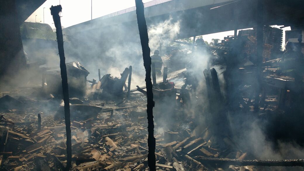 Pelo menos 15 barracos foram atingidos por incêndio em comunidade no bairro do Jaguaré (zona oeste de São Paulo); cerca de 35 bombeiros trabalharam no combate às chamas, com 12 viaturas, e conseguiram controlar o fogo, por volta das 9h deste domingo (08) (Foto: Charles Nisz) Pelo menos 15 barracos foram atingidos por incêndio em comunidade no bairro do Jaguaré (zona oeste de São Paulo); cerca de 35 bombeiros trabalharam no combate às chamas, com 12 viaturas, e conseguiram controlar o fogo, por volta das 9h deste domingo (08)