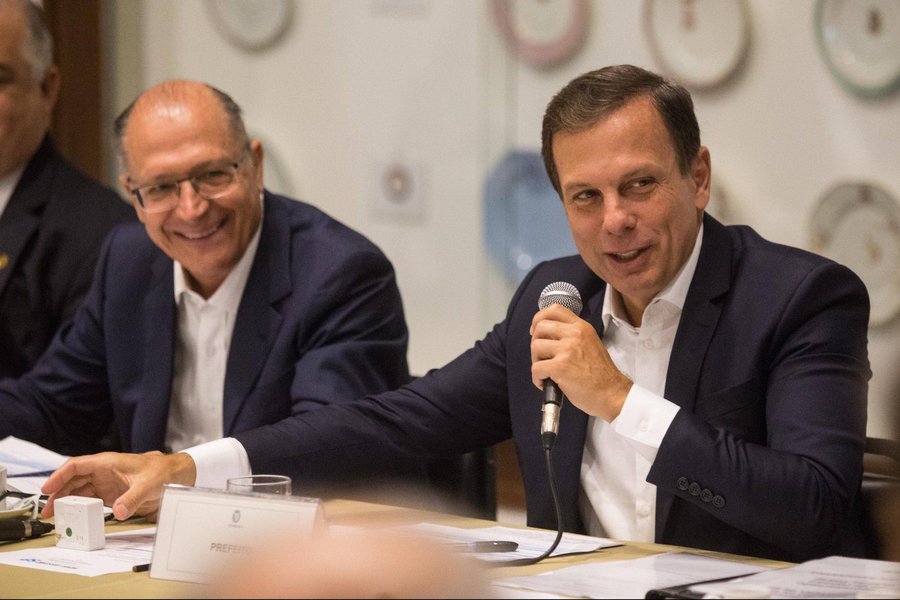 Segundo o prefeito de São Paulo, João Doria (PSDB), o governador Geraldo Alckmin (PSDB) "é um homem de bem, correto, honesto, polido, tem uma vida limpa. São 40 anos de vida pública. É evidente que alguém que tem uma vida limpa, construída com modéstia, como ele tem, fica constrangido diante dessas circunstâncias"; delação da Odebrecht aponta que houve negociações de caixa dois para a campanha eleitoral de 2010 do governador (Foto: Leonardo Lucena) Segundo o prefeito de São Paulo, João Doria (PSDB), o governador Geraldo Alckmin (PSDB) "é um homem de bem, correto, honesto, polido, tem uma vida limpa. São 40 anos de vida pública. É evidente que alguém que tem uma vida limpa, construída com modéstia, como ele tem, fica constrangido diante dessas circunstâncias"; delação da Odebrecht aponta que houve negociações de caixa dois para a campanha eleitoral de 2010 do governador