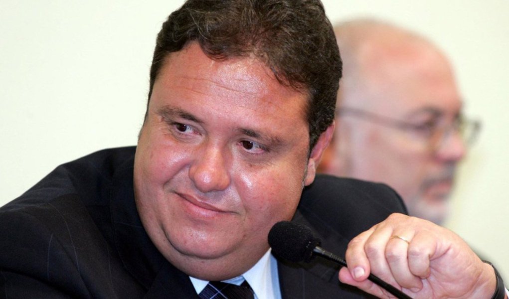 O assessor do PP, João Cláudio Genu, teve sua pena aumentada de 8 anos e 8 meses para 9 anos e 4 meses pelo TRF4, em julgamento de apelação criminal referente a um processo da Operação Lava Jato; a 8ª Turma do TRF4 entendeu que Genu praticou corrupção passiva e formação de quadrilha, tendo recebido R$ 4,3 milhões, € 125 mil, e US$ 390 mil em propinas (Foto: Charles Nisz) O assessor do PP, João Cláudio Genu, teve sua pena aumentada de 8 anos e 8 meses para 9 anos e 4 meses pelo TRF4, em julgamento de apelação criminal referente a um processo da Operação Lava Jato; a 8ª Turma do TRF4 entendeu que Genu praticou corrupção passiva e formação de quadrilha, tendo recebido R$ 4,3 milhões, € 125 mil, e US$ 390 mil em propinas