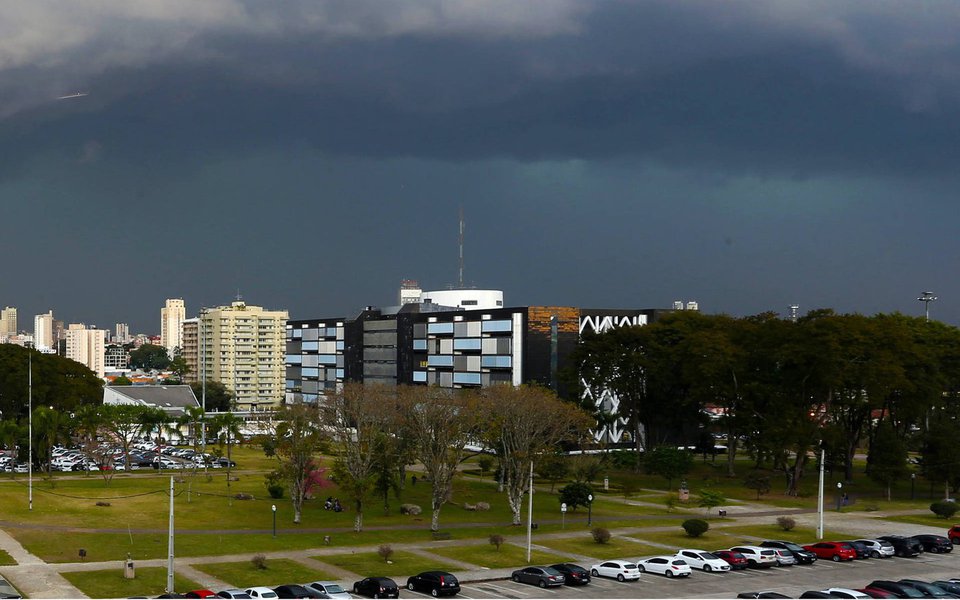 Boletim divulgado nesta segunda-feira (2) pela Defesa Civil do Paraná apontou que entre a noite de domingo (1º) e manhã desta segunda-feira (2) afetou 488 pessoas em nove cidades; a cidade mais atingida foi Pato Branco, na região sudoeste, onde 400 pessoas foram prejudicadas e 80 casas foram danificadas (Foto: Leonardo Lucena) Boletim divulgado nesta segunda-feira (2) pela Defesa Civil do Paraná apontou que entre a noite de domingo (1º) e manhã desta segunda-feira (2) afetou 488 pessoas em nove cidades; a cidade mais atingida foi Pato Branco, na região sudoeste, onde 400 pessoas foram prejudicadas e 80 casas foram danificadas
