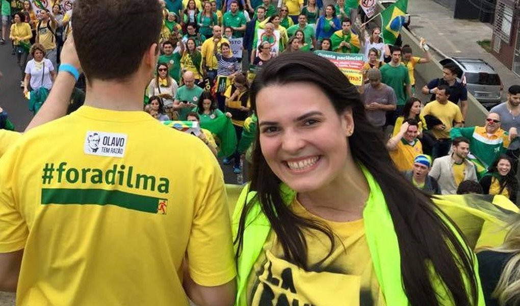 Apesar de sequer ter visto a exposição QueerMuseu no Santander Cultural, em Porto Alegre, a coordenadora do Movimento Brasil Livre no Rio Grande do Sul, Paula Cassol, ajudou a incitar a mobilização pelo fechamento da exposição; para Paula, "não há censura na ação do MBL, só se ela viesse do governo"; no entanto, Paula não menciona que o MBL foi um dos maiores incentivadores da mobilização contra a mostra em Porto Alegre (Foto: Charles Nisz) Apesar de sequer ter visto a exposição QueerMuseu no Santander Cultural, em Porto Alegre, a coordenadora do Movimento Brasil Livre no Rio Grande do Sul, Paula Cassol, ajudou a incitar a mobilização pelo fechamento da exposição; para Paula, "não há censura na ação do MBL, só se ela viesse do governo"; no entanto, Paula não menciona que o MBL foi um dos maiores incentivadores da mobilização contra a mostra em Porto Alegre