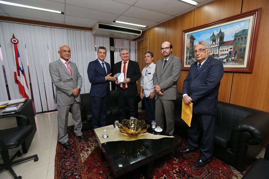O presidente do Tribunal de Contas do Estado (TCE), conselheiro Inaldo da Paixão, entregou ontem (19) ao presidente da Assembleia Legislativa da Bahia, deputado Ângelo Coronel (PSD), o relatório com parecer-prévio de aprovação técnica referente às contas do governo do Estado do exercício 2016; Coronel ressaltou o "ineditismo" da entrega, e elogiou o fato de o parecer ter sido apresentado à Assembleia em mídia digital; "O Tribunal inova ao apresentar à Assembleia o parecer em DVD, não mais naquele calhamaço de folhas. Isso vai permitir maior celeridade na apreciação do parecer, que foi aprovado com recomendações" (Foto: Romulo Faro) O presidente do Tribunal de Contas do Estado (TCE), conselheiro Inaldo da Paixão, entregou ontem (19) ao presidente da Assembleia Legislativa da Bahia, deputado Ângelo Coronel (PSD), o relatório com parecer-prévio de aprovação técnica referente às contas do governo do Estado do exercício 2016; Coronel ressaltou o "ineditismo" da entrega, e elogiou o fato de o parecer ter sido apresentado à Assembleia em mídia digital; "O Tribunal inova ao apresentar à Assembleia o parecer em DVD, não mais naquele calhamaço de folhas. Isso vai permitir maior celeridade na apreciação do parecer, que foi aprovado com recomendações"