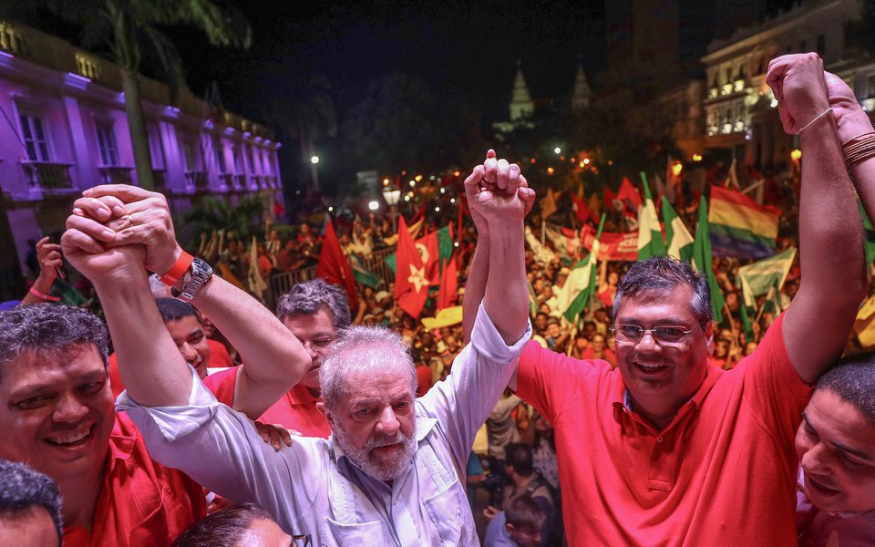 "Quero agradecer a lealdade, carinho e dedicação do companheiro Flávio Dino", afirmou Lula ao iniciar seu discurso; o governador do Maranhão foi um dos principais críticos do processo de impeachment que vitimou a presidente deposta pelo golpe, Dilma Rousseff; Lula também destacou as mudanças vividas pelo povo nordestino com o PT no governo; "O que eu tenho orgulho? Hoje o Nordeste tem 1 milhão e 600 mil jovens na universidade. São 20% dos universitários no país. Pela primeira vez, mais do que a região Sul. O mesmo Nordeste que era conhecido pelo analfabetismo e pela evasão escolar" (Foto: Leonardo Lucena) "Quero agradecer a lealdade, carinho e dedicação do companheiro Flávio Dino", afirmou Lula ao iniciar seu discurso; o governador do Maranhão foi um dos principais críticos do processo de impeachment que vitimou a presidente deposta pelo golpe, Dilma Rousseff; Lula também destacou as mudanças vividas pelo povo nordestino com o PT no governo; "O que eu tenho orgulho? Hoje o Nordeste tem 1 milhão e 600 mil jovens na universidade. São 20% dos universitários no país. Pela primeira vez, mais do que a região Sul. O mesmo Nordeste que era conhecido pelo analfabetismo e pela evasão escolar"