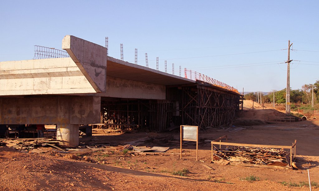 O governo do Tocantins, após resultado de auditorias com pareceres técnicos favoráveis do MPE e do TCE, autorizou o Consórcio EHL/Rudra a reiniciar os serviços da Avenida NS-15, ligando as regiões norte-sul, em Palmas; uma das condições impostas pela Justiça Federal para a retomada da obra é que todo o valor pago pelos serviços deve ser depositado em juízo, para garantir a segurança jurídica do contrato; de acordo com o executivo, a obra, que ligará as avenidas NS-15 e LO-13 às TOs 050, 010 e 080, estava parada desde outubro do ano passado; o valor do contrato é de R$ 129 milhões
(Foto: Leonardo Lucena) O governo do Tocantins, após resultado de auditorias com pareceres técnicos favoráveis do MPE e do TCE, autorizou o Consórcio EHL/Rudra a reiniciar os serviços da Avenida NS-15, ligando as regiões norte-sul, em Palmas; uma das condições impostas pela Justiça Federal para a retomada da obra é que todo o valor pago pelos serviços deve ser depositado em juízo, para garantir a segurança jurídica do contrato; de acordo com o executivo, a obra, que ligará as avenidas NS-15 e LO-13 às TOs 050, 010 e 080, estava parada desde outubro do ano passado; o valor do contrato é de R$ 129 milhões