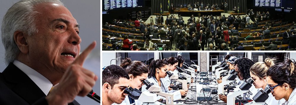 Estudantes de iniciação científica da UFRJ não receberão mais a bolsa de estudos do CNPq a partir do próximo mês; comunicado foi feito nessa quarta-fera, 2, mesmo dia em que Michel Temer recebeu da Câmara uma anistia ao crime de corrupção passiva, à custa da compra de dezenas de deputados; segundo a UFRJ, suspensão é reflexo direto do contingenciamento de mais de 40% do orçamento do Ministério da Ciência, Tecnologia, Inovações e Comunicações; "Avaliamos que há um projeto político em curso, que se concretiza em um ataque e desmonte da Ciência e da universidade pública no Brasil, que acarretará prejuízos inestimáveis para toda a sociedade", disse a universidade (Foto: Aquiles Lins) Estudantes de iniciação científica da UFRJ não receberão mais a bolsa de estudos do CNPq a partir do próximo mês; comunicado foi feito nessa quarta-fera, 2, mesmo dia em que Michel Temer recebeu da Câmara uma anistia ao crime de corrupção passiva, à custa da compra de dezenas de deputados; segundo a UFRJ, suspensão é reflexo direto do contingenciamento de mais de 40% do orçamento do Ministério da Ciência, Tecnologia, Inovações e Comunicações; "Avaliamos que há um projeto político em curso, que se concretiza em um ataque e desmonte da Ciência e da universidade pública no Brasil, que acarretará prejuízos inestimáveis para toda a sociedade", disse a universidade
