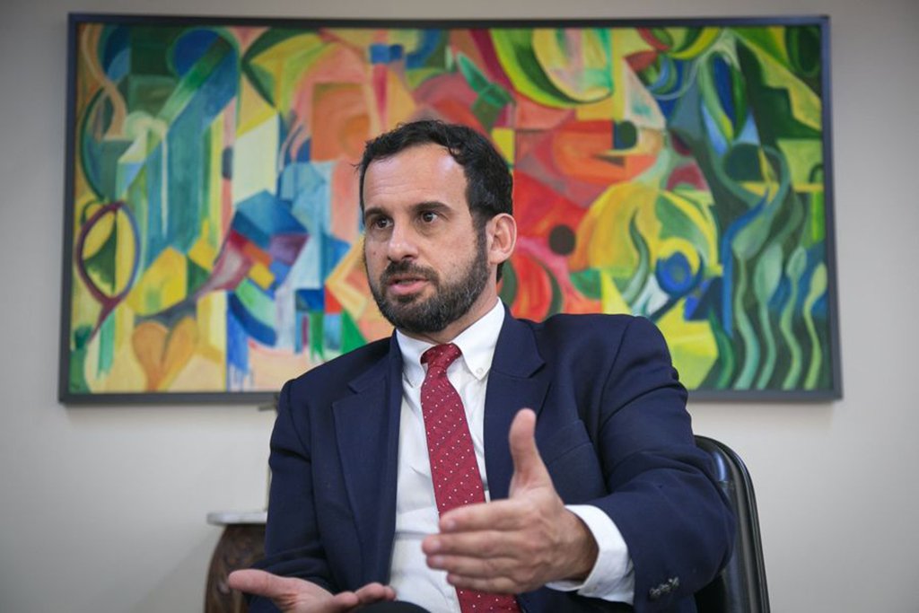 Ao comentar sobre a "Cura Gay" e ser questionado se a Justiça é mais conservadora sobre pautas relacionadas a diversidade sexual ou se trabalha mais pela garantia de direitos individuais, o juiz Roger Raupp Rios, do TRF4, disse que "em contextos onde a sociedade e o mundo estão vigilantes e atentos por reconhecimento de direitos, em geral, acabam indo nessa linha de reconhecimento"; "Em outros contextos, onde as sociedades começam a se fechar, começam a ser mais conservadoras, começam a dar passos atrás, nada garante que o Judiciário não siga esse contexto" (Foto: Leonardo Lucena) Ao comentar sobre a "Cura Gay" e ser questionado se a Justiça é mais conservadora sobre pautas relacionadas a diversidade sexual ou se trabalha mais pela garantia de direitos individuais, o juiz Roger Raupp Rios, do TRF4, disse que "em contextos onde a sociedade e o mundo estão vigilantes e atentos por reconhecimento de direitos, em geral, acabam indo nessa linha de reconhecimento"; "Em outros contextos, onde as sociedades começam a se fechar, começam a ser mais conservadoras, começam a dar passos atrás, nada garante que o Judiciário não siga esse contexto"