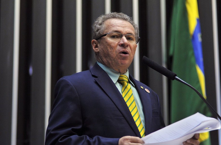 "O momento é de apreensão, já sabíamos que o gabinete do presidente Temer tinha virado uma confraria de ladrões", disse o deputado federal Assis Carvalho (PT-PI); de acordo com os donos da JBS, os empresários Joesley Batista e seu irmão Wesley, Michel Temer deu aval para a entrega de propina ao ex-deputado Eduardo Cunha (PMDB-RJ) com o objetivo de evitar que o ex-parlamentar fizesse delação premiada (Foto: Leonardo Lucena) "O momento é de apreensão, já sabíamos que o gabinete do presidente Temer tinha virado uma confraria de ladrões", disse o deputado federal Assis Carvalho (PT-PI); de acordo com os donos da JBS, os empresários Joesley Batista e seu irmão Wesley, Michel Temer deu aval para a entrega de propina ao ex-deputado Eduardo Cunha (PMDB-RJ) com o objetivo de evitar que o ex-parlamentar fizesse delação premiada