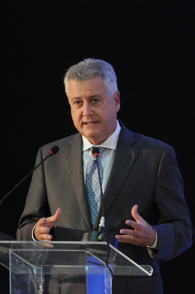 O governador Rodrigo Rollemberg afirmou que o Distrito Federal terá de enfrentar o racionamento de água, ao menos, até o fim do ano. “Sabemos que não teremos chuva suficiente para encher os reservatórios, e as obras de infraestrutura que vão ampliar a capacidade de abastecimento do DF ainda demorarão alguns meses para serem concluídas”, disse ele no seminário O desafio hídrico e as preparações para 8º Fórum Mundial da Água (Foto: Leonardo Lucena) O governador Rodrigo Rollemberg afirmou que o Distrito Federal terá de enfrentar o racionamento de água, ao menos, até o fim do ano. “Sabemos que não teremos chuva suficiente para encher os reservatórios, e as obras de infraestrutura que vão ampliar a capacidade de abastecimento do DF ainda demorarão alguns meses para serem concluídas”, disse ele no seminário O desafio hídrico e as preparações para 8º Fórum Mundial da Água