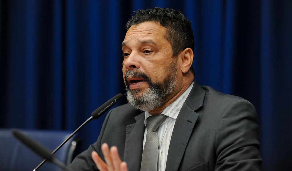 Lançamento ocorrerá a partir das 18h desta quarta-feira 21 na Assembleia Legislativa de São Paulo; iniciativa tem à frente o deputado Teonilio Barba (PT), em conjunto com a bancada petista e deputados de outras siglas de oposição da Casa; Barba considera que as reformas propostas pelo governo Temer configuram "uma ameaça ao processo de construção de cidadania que colocaria o Brasil em retrocesso de no mínimo 100 anos" (Foto: Gisele Federicce) Lançamento ocorrerá a partir das 18h desta quarta-feira 21 na Assembleia Legislativa de São Paulo; iniciativa tem à frente o deputado Teonilio Barba (PT), em conjunto com a bancada petista e deputados de outras siglas de oposição da Casa; Barba considera que as reformas propostas pelo governo Temer configuram "uma ameaça ao processo de construção de cidadania que colocaria o Brasil em retrocesso de no mínimo 100 anos"