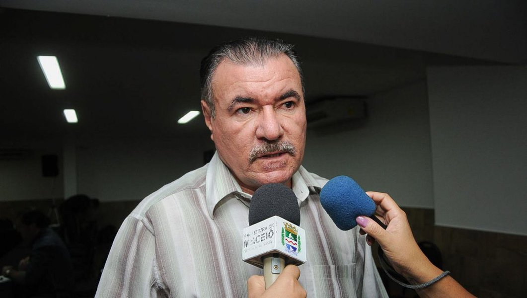 O deputado federal Cícero Almeida (PMDB-AL) afirma que os políticos têm responsabilidade sobre a crise brasileira e devem se mover para resolver o problema; segundo ele, “é fundamental um encontro de lideranças no Congresso Nacional para definir a questão”; depois da delação premiada do empresário Joesley Batista, Almeida entende que o caminho pode até ser traumático para o Planalto, mas o que não pode acontecer agora é a omissão dos líderes do Congresso (Foto: Voney Malta) O deputado federal Cícero Almeida (PMDB-AL) afirma que os políticos têm responsabilidade sobre a crise brasileira e devem se mover para resolver o problema; segundo ele, “é fundamental um encontro de lideranças no Congresso Nacional para definir a questão”; depois da delação premiada do empresário Joesley Batista, Almeida entende que o caminho pode até ser traumático para o Planalto, mas o que não pode acontecer agora é a omissão dos líderes do Congresso