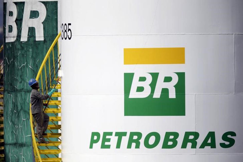 Um trabalhador pinta um tanque da Petrobras em Brasília. 30/09/2015. REUTERS/Ueslei Marcelino (Foto: José Barbacena) Um trabalhador pinta um tanque da Petrobras em Brasília. 30/09/2015. REUTERS/Ueslei Marcelino