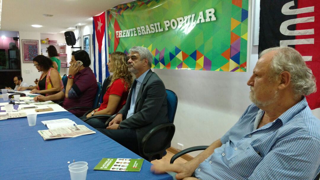 Um documento referência para a luta com o objetivo de restaurar a democracia que foi alvo de um golpe. Assim o líder da Oposição no Senado, Humberto Costa (PT-PE), classificou o Plano Popular de Emergência, elaborado por instituições que formam a Frente Brasil Popular e lançado, no Recife; "O Plano propõe resgatar práticas que deram a marca dos governos dos últimos 13 anos, os governos do PT, de inclusão e alcance social, tudo o que o governo golpista quer hoje exterminar através de reformas nefastas e encomendadas", disse; "Não tem saída para esse governo ilegítimo. A renúncia do presidente sem voto é o único caminho. A partir daí, é com o povo, que vai escolher seu destino nas urnas" (Foto: Leonardo Lucena) Um documento referência para a luta com o objetivo de restaurar a democracia que foi alvo de um golpe. Assim o líder da Oposição no Senado, Humberto Costa (PT-PE), classificou o Plano Popular de Emergência, elaborado por instituições que formam a Frente Brasil Popular e lançado, no Recife; "O Plano propõe resgatar práticas que deram a marca dos governos dos últimos 13 anos, os governos do PT, de inclusão e alcance social, tudo o que o governo golpista quer hoje exterminar através de reformas nefastas e encomendadas", disse; "Não tem saída para esse governo ilegítimo. A renúncia do presidente sem voto é o único caminho. A partir daí, é com o povo, que vai escolher seu destino nas urnas"