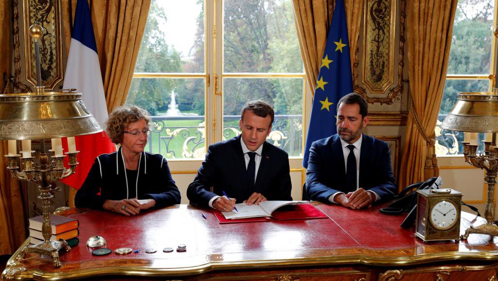O presidente da França, Emmanuel Macron, assinou nesta sexta-feira (22) uma das principais promessas do seu programa de governo: a reforma para flexibilizar o mercado de trabalho, que deve entrar em vigor imediatamente ao ter sido aprovada por decreto-lei; Macron formalizou esta assinatura ao término de um Conselho de Ministros, cujo carro-chefe foram exatamente os cinco decretos desta reforma inédita, e contra a qual houve novos protestos de uma parte dos sindicatos ontem (21), após as fortes manifestações do dia 12 de setembro (Foto: Aquiles Lins) O presidente da França, Emmanuel Macron, assinou nesta sexta-feira (22) uma das principais promessas do seu programa de governo: a reforma para flexibilizar o mercado de trabalho, que deve entrar em vigor imediatamente ao ter sido aprovada por decreto-lei; Macron formalizou esta assinatura ao término de um Conselho de Ministros, cujo carro-chefe foram exatamente os cinco decretos desta reforma inédita, e contra a qual houve novos protestos de uma parte dos sindicatos ontem (21), após as fortes manifestações do dia 12 de setembro