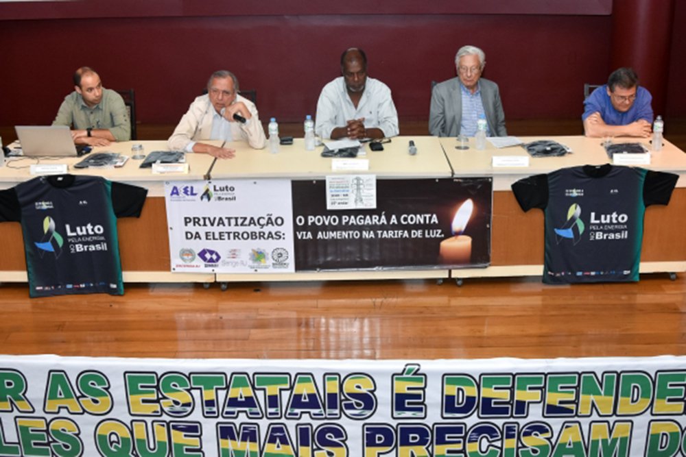 Representantes de trabalhadores do setor elétrico brasileiro e diferentes setores da sociedade se reuniram no Clube de Engenharia para debater a proposta de privatização do sistema Eletrobras; presidente do Clube de Engenharia, Pedro Celestino, convocou os trabalhadores do setor elétrico a mobilizarem os colegas contra a privatização da Eletrobras; "O rolo compressor que está no poder não tem o menor compromisso com a sociedade brasileira, com a soberania, com o desenvolvimento e com a democracia", disse; Celestino reafirmou três defesas que a entidade tem feito a respeito do debate: manter a Eletrobras nas mãos do Estado, manter o planejamento do setor também com o Estado; e manter o entendimento de que energia elétrica é um serviço de utilidade pública, como diz a Constituição (Foto: Aquiles Lins) Representantes de trabalhadores do setor elétrico brasileiro e diferentes setores da sociedade se reuniram no Clube de Engenharia para debater a proposta de privatização do sistema Eletrobras; presidente do Clube de Engenharia, Pedro Celestino, convocou os trabalhadores do setor elétrico a mobilizarem os colegas contra a privatização da Eletrobras; "O rolo compressor que está no poder não tem o menor compromisso com a sociedade brasileira, com a soberania, com o desenvolvimento e com a democracia", disse; Celestino reafirmou três defesas que a entidade tem feito a respeito do debate: manter a Eletrobras nas mãos do Estado, manter o planejamento do setor também com o Estado; e manter o entendimento de que energia elétrica é um serviço de utilidade pública, como diz a Constituição