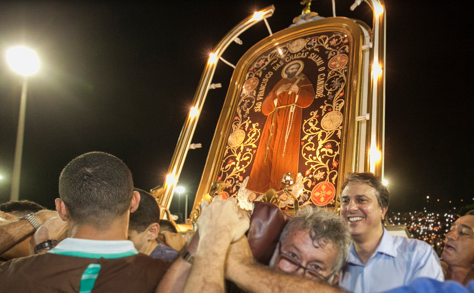 As obras de requalificação do corredor religioso de Canindé foram anunciadas pelo governador Camilo Santana (PT), na noite desta terça (3), durante as comemorações em homenagem a São Francisco das Chagas. O projeto, que está em processo de licitação, conta com investimento de mais de R$ 4,5 milhões do Governo do Estado. “Essa é uma obra importante para receber ainda melhor os turistas de todo o Nordeste que vêm a Canindé todos os anos acompanhar os festejos”, disse Camilo (Foto: Rodrigo Rocha) As obras de requalificação do corredor religioso de Canindé foram anunciadas pelo governador Camilo Santana (PT), na noite desta terça (3), durante as comemorações em homenagem a São Francisco das Chagas. O projeto, que está em processo de licitação, conta com investimento de mais de R$ 4,5 milhões do Governo do Estado. “Essa é uma obra importante para receber ainda melhor os turistas de todo o Nordeste que vêm a Canindé todos os anos acompanhar os festejos”, disse Camilo