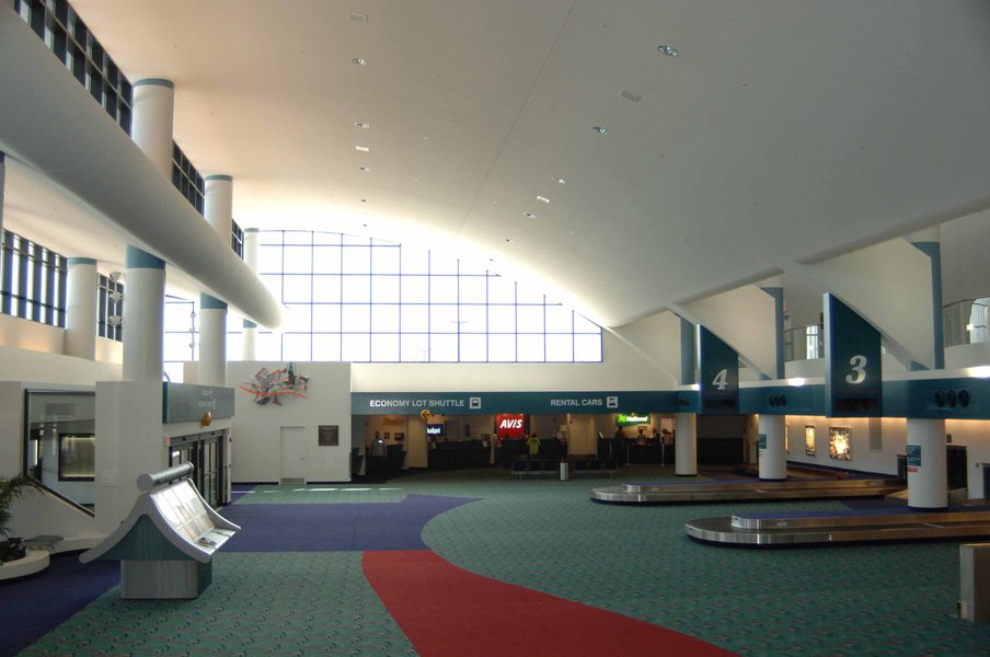 Incidente fechou o aeroporto de Flint, o terceiro maior do estado norte-americano de Michigan; levado para o hospital, o policial se encontra em estado grave; nenhum passageiro foi ferido no incidente, segundo as autoridades norte-americanas (Foto: Charles Nisz) Incidente fechou o aeroporto de Flint, o terceiro maior do estado norte-americano de Michigan; levado para o hospital, o policial se encontra em estado grave; nenhum passageiro foi ferido no incidente, segundo as autoridades norte-americanas
