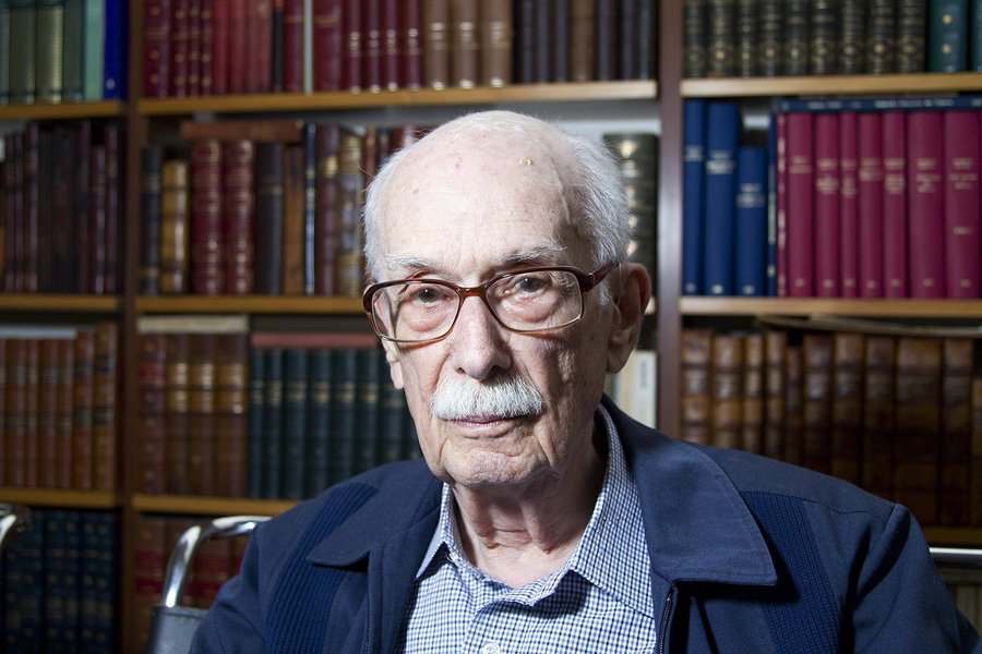 Num momento de um certo impasse na ação política, dissolução de paradigmas e do surgimento de práticas pelo menos discutíveis, a lucidez implacável de Antonio Candido nos ajuda a uma redefinição profunda de uma ação política em crise radical e a redescobrir a exemplaridade de uma produção literária enraizada ao mesmo tempo nas condições locais, nacionais, latino-americanas e universais (Foto: Luiz Alberto Gómez de Souza) Num momento de um certo impasse na ação política, dissolução de paradigmas e do surgimento de práticas pelo menos discutíveis, a lucidez implacável de Antonio Candido nos ajuda a uma redefinição profunda de uma ação política em crise radical e a redescobrir a exemplaridade de uma produção literária enraizada ao mesmo tempo nas condições locais, nacionais, latino-americanas e universais