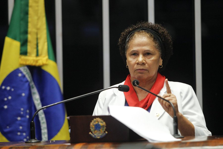 Em nota, a senadora Regina Sousa (PT) criticou o governo Michel Temer por causa dos conflitos de terra que terminaram com pelo menos nove pessoas mortas, no assentamento Taquaruçu do Norte, cidade de Colniza (MT); "Fica evidente que a omissão do atual governo federal é proposital ao propor a retirada de recursos e extinção de programas estratégicos direcionados à qualidade de vida dos trabalhadores do campo, promovendo cortes nos recursos de fiscalização para os órgãos competentes que devem acompanhar o cumprimento de demarcações determinadas pela Justiça", disse a parlamentar, presidente da Comissão de Direitos Humanos do Senado (Foto: Leonardo Lucena) Em nota, a senadora Regina Sousa (PT) criticou o governo Michel Temer por causa dos conflitos de terra que terminaram com pelo menos nove pessoas mortas, no assentamento Taquaruçu do Norte, cidade de Colniza (MT); "Fica evidente que a omissão do atual governo federal é proposital ao propor a retirada de recursos e extinção de programas estratégicos direcionados à qualidade de vida dos trabalhadores do campo, promovendo cortes nos recursos de fiscalização para os órgãos competentes que devem acompanhar o cumprimento de demarcações determinadas pela Justiça", disse a parlamentar, presidente da Comissão de Direitos Humanos do Senado
